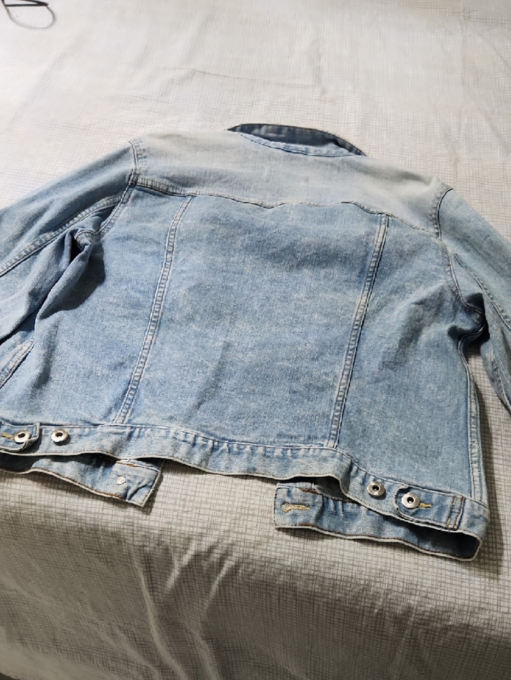 Women's Light Wash Denim Jean Jacket - Casual Classic - Picture 10 of 11